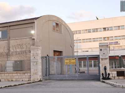 La stazione � ospitata all�interno dei capannoni della Guardia Costiera, situata nei pressi del molo San Cataldo